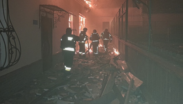 Рятувальники ліквідовують наслідки масованого удару по Конотопу