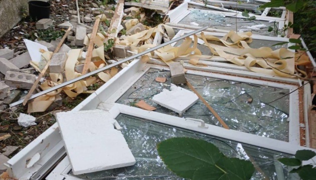 Russian forces shell Zelenivka in Kherson region, shell hits apartment building