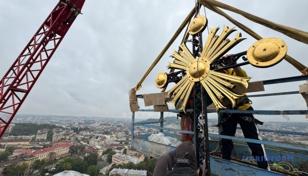 У Львові на купол собору Святого Юра повернули відреставрований 155-річний хрест