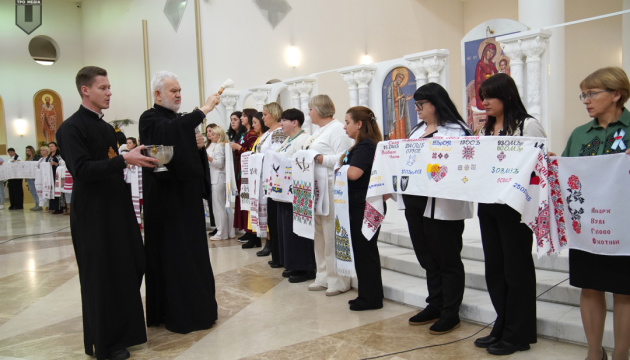 У головному соборі УГКЦ освятили рушники, вишиті рідними полонених і зниклих безвісти захисників України