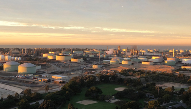 У США на нафтопереробному заводі спалахнула пожежа після вибуху