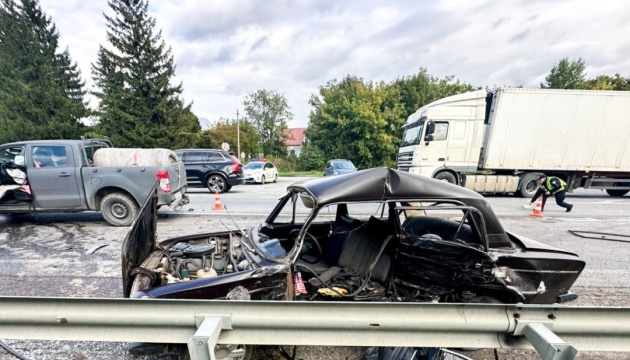 На Рівненщині «ВАЗ» зіткнувся з волонтерським авто: є загиблий та поранена