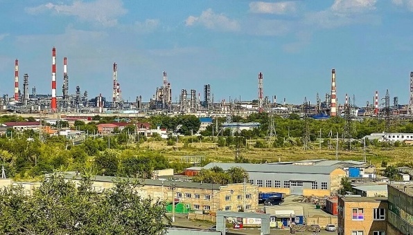 НПЗ в російському Орську за 1400 кілометрів від кордону України атакували дрони СБУ - джерело