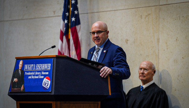 Керівник музею у США пішов у відставку після відмови передати Трампу меч для короля Чарльза