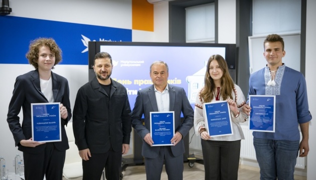 Привітав освітян і вручив нагороди: Зеленський зустрівся з викладачами, студентами та школярами