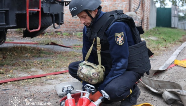 Рятувальники ліквідували пожежу на заправці у Чернігові, спричинену російським обстрілом