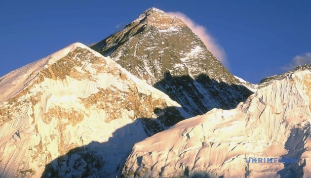 На Евересті сотні туристів досі чекають на порятунок