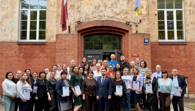 Посол вручив подяки колективу Українського освітнього центру імені Едвардса Вірзи в Ризі