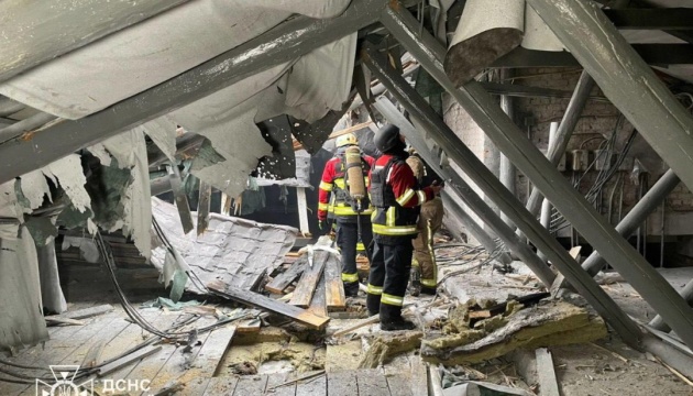 У Сумах ліквідували пожежу на даху перинатального центру, у який влучив російський дрон