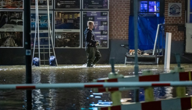 Скасовані рейси, знеструмлення і затоплення: Нідерланди на вихідних накрив потужний шторм