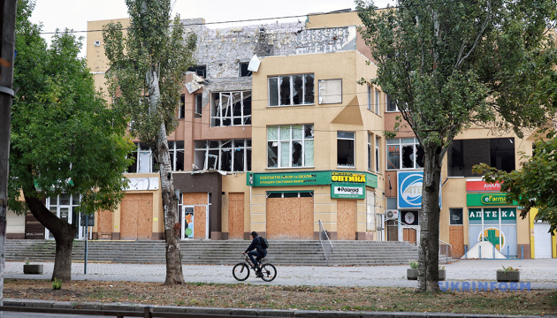 Guerre en Ukraine : Un civil tué et sept autres blessés dans des bombardements russes sur la région de Kherson 