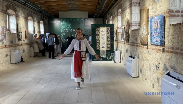 Українська художниця представила унікальні роботи на виставці «Образи поза часом» у Стамбулі