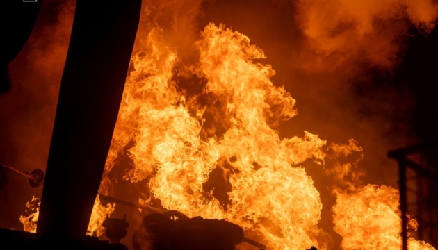 Росіяни вночі атакували Харків дронами: є руйнування, сталася пожежа на підприємстві