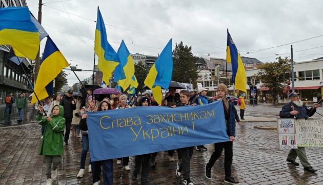 Марш у Гельсінкі: Українці та фіни вшанували захисників і захисниць України