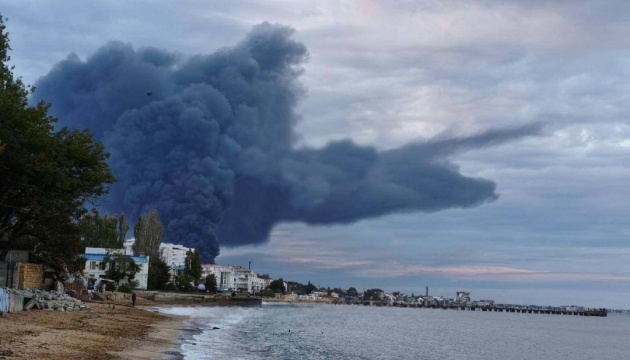 Images satellites : Le feu sur le dépôt pétrolier de Feodosiya s'est étendu aux réservoirs voisins 