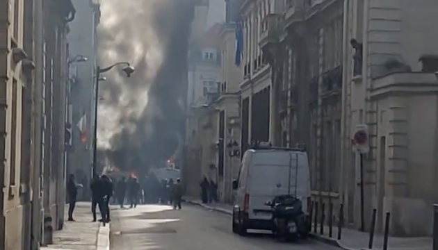 У Парижі біля офісу прем'єра пролунали вибухи, спалахнув фургон