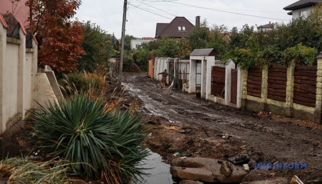 Жителі затоплених приватних будинків в Одесі бояться обвалення через зсуви ґрунту