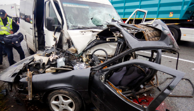 На Рівненщині внаслідок ДТП з маршруткою загинула людина, шестеро - травмувалися