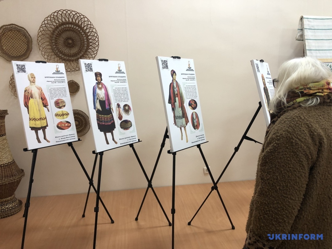 У Чернівцях відкрили виставку народного одягу Луганщини, яку врятували з окупації
