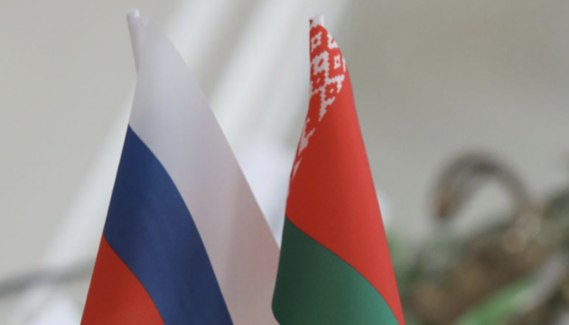 Зросла кількість білорусів, які вважають Росію більшою загрозою за США - розвідка