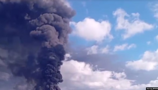 Туристи масово тікають із Феодосії через пожежу на нафтобазі - ЗМІ