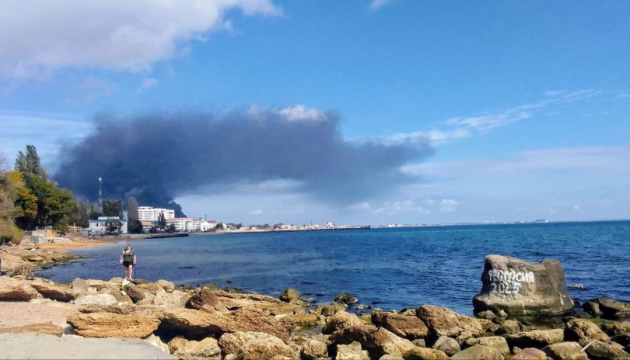 À Théodosie, le terminal pétrolier brûle depuis trois jours après une attaque ukrainienne, les touristes fuient massivement