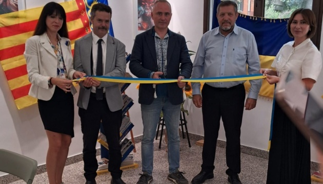 У Валенсії відкрили «Українську книжкову поличку»