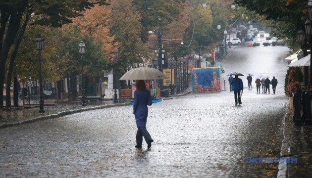 В Україні завтра очікуються дощі у східних і центральних областях, вдень до +15°