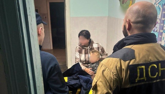 На Київщині знайшли дворічного хлопчика, який зник у лісі під час збирання грибів