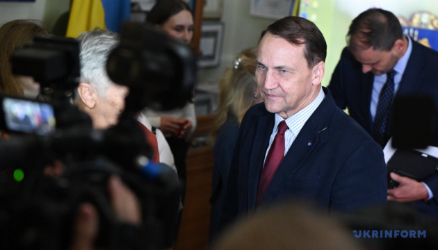 Sikorski zasugerował, że Polska może nie pozwolić samolotowi Putina polecieć na Węgry Sikorski zasugerował, że Polska może nie pozwolić samolotowi Putina polecieć na Węgry