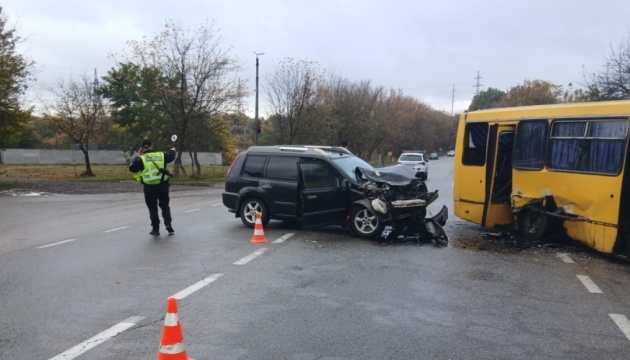 В Олександрії зіткнулися автобус та легковик - семеро постраждалих