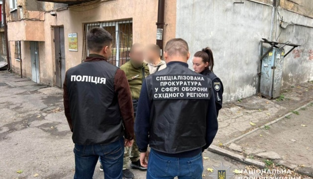 За $20 тисяч обіцяв «списати» з обліку через ВЛК: у Дніпрі спіймали на хабарі працівника ТЦК