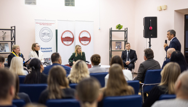 Зеленська на зустрічі з молодими психологами нагадала, що 80% українців живуть у хронічному стресі