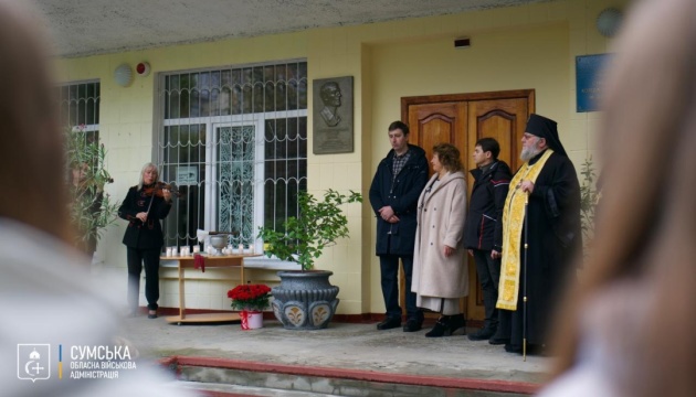 На Сумщині відкрили барельєф на честь загиблого захисника та скульптора Руслана Мовчана