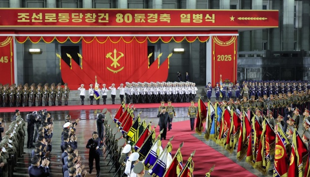 Північна Корея на параді у Пхеньяні показала нові ракетні комплекси, танки та потужні гаубиці