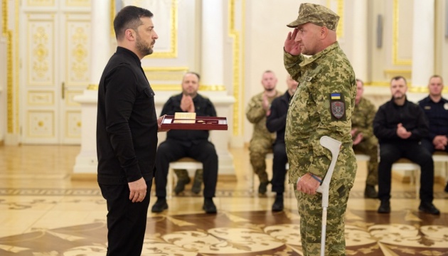 Зеленський відзначив воїнів орденами і передав нагороди родинам загиблих Героїв України