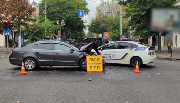 В Одесі мікроавтобус проїхав на червоне світло та зіткнувся з легковиком - восьмеро постраждалих