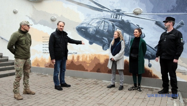 У Києві відкрили мурал на честь гелікоптера Black Hawk, подарованого чеською громадою
