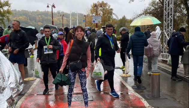 Журналістка Укрінформу Звонарьова пробігла 10 кілометрів на Київському марафоні після тяжкого поранення