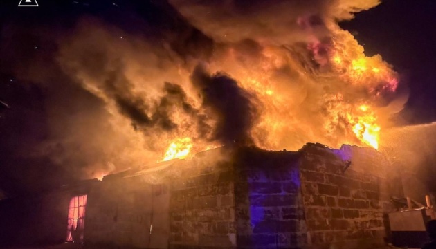 Des drones ennemis ont attaqué des entrepôts de produits textiles, blessant une personne dans la région d'Odessa