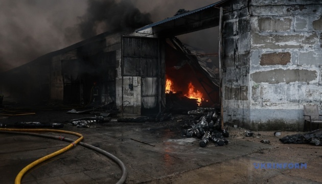 На Одещині ворожі дрони атакували склади з текстильною продукцією, є постраждалий