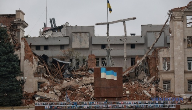 Guerre en Ukraine : Un mort et treize blessés dans des bombardements russes sur la région de Kherson