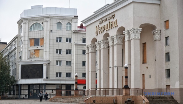 Загарбники знову обстріляли центр Херсона, шестеро людей постраждали