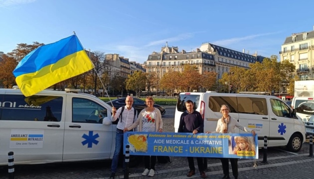 З Парижа до України вирушив сьомий гуманітарний конвой – п’ять нових швидких