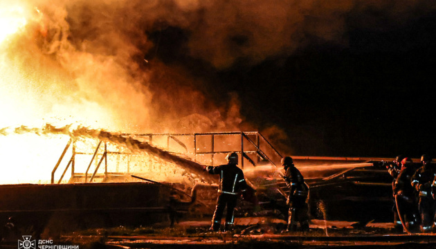 РФ увечері вдарила дронами по цивільному об’єкту в Ніжинському районі, виникла пожежа