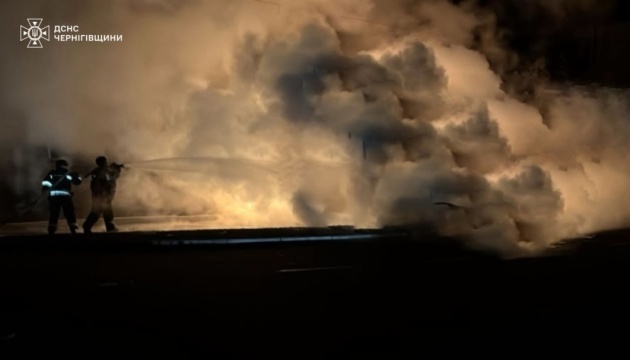 У Чернігові через падіння ворожого дрона виникла пожежа на об’єкті цивільної інфраструктури