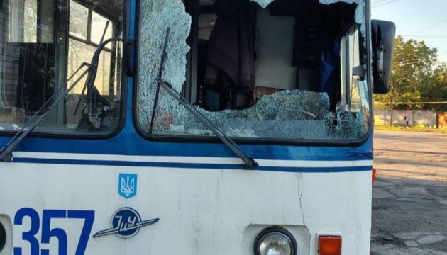 У Херсоні російський безпілотник скинув вибухівку біля тролейбуса