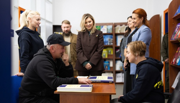 Зеленська відвідала центр реабілітації для ветеранів, які втратили зір