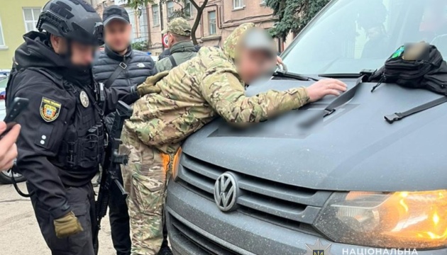 Викрадали та катували людей, вимагали гроші: у Тернополі затримали й оголосили підозри групі військових 