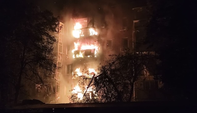 РФ атакувала Ніжин дронами: поранені двоє людей, пошкоджені Нова пошта і багатоповерхівка